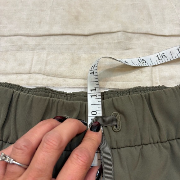Ladies Lululemon On The Fly Army Green Shorts Size 4‎ - Picture 8 of 10